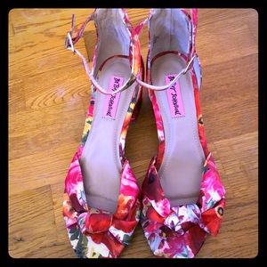 Betsey Johnson pink flower heels size 6.5